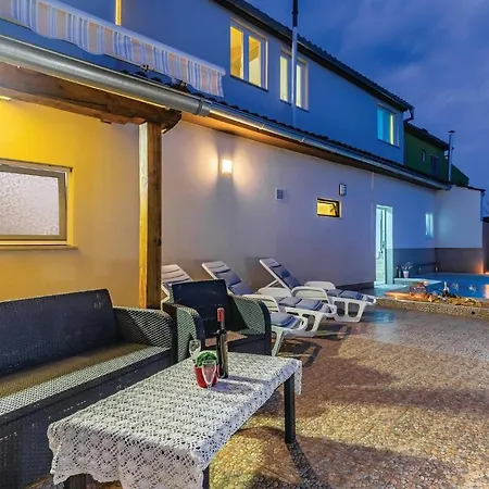 5 Bedroom Lovely In Holiday home