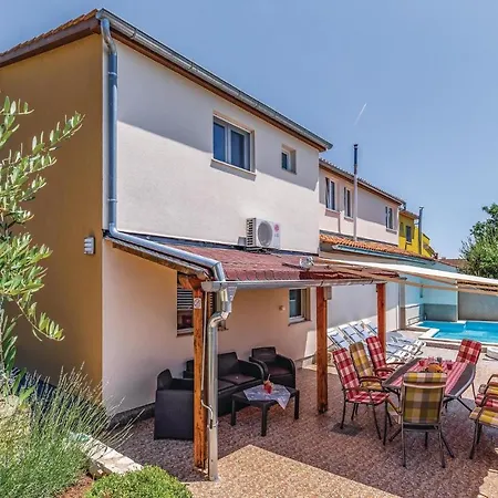 5 Bedroom Lovely In Holiday home Pavicini