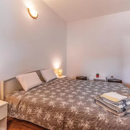 5 Bedroom Lovely In Holiday home Pavicini