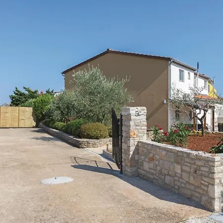 5 Bedroom Lovely In Pavicini
