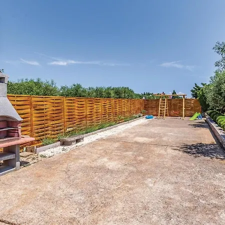 5 Bedroom Lovely In Pavicini