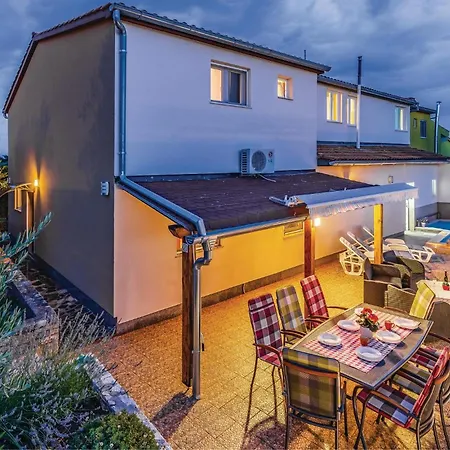 Holiday home 5 Bedroom Lovely In Pavicini