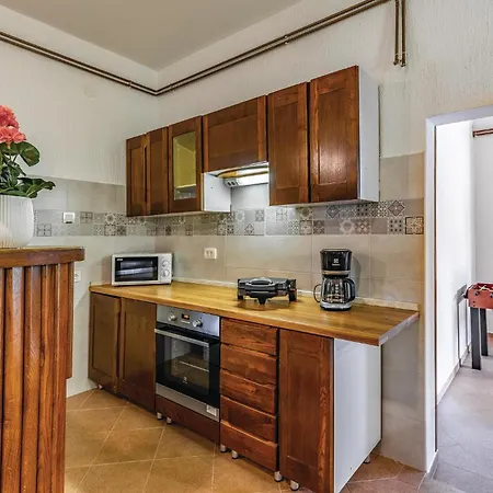 5 Bedroom Lovely In Pavicini