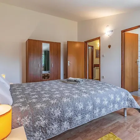 5 Bedroom Lovely In Holiday home Pavicini