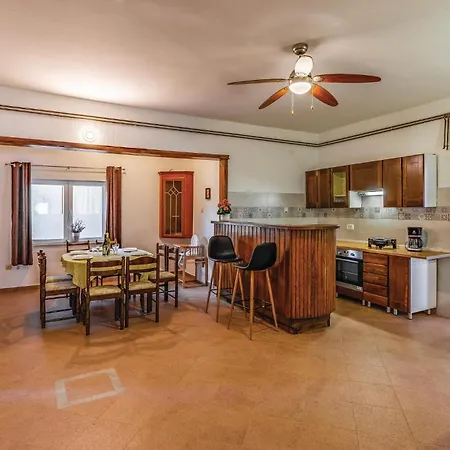 Holiday home 5 Bedroom Lovely In Pavicini