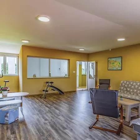 5 Bedroom Lovely In Holiday home Pavicini