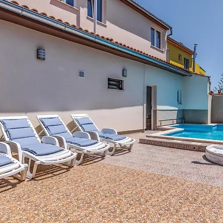 5 Bedroom Lovely In Holiday home Pavicini