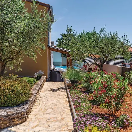 5 Bedroom Lovely In
