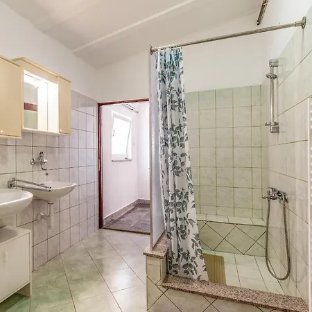 5 Bedroom Lovely In *