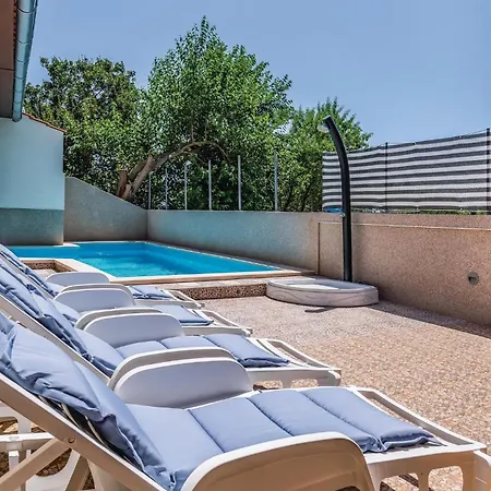 5 Bedroom Lovely In Pavicini