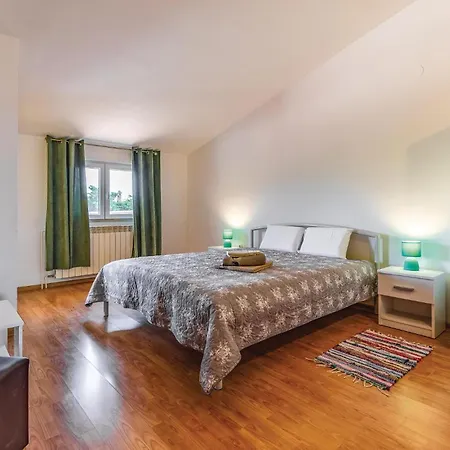 5 Bedroom Lovely In * Pavicini