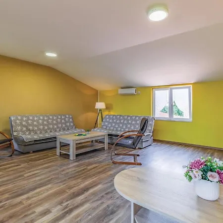 5 Bedroom Lovely In Pavicini